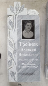 Мраморный памятник крест лоза