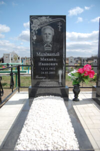 Красивый гранитный памятник